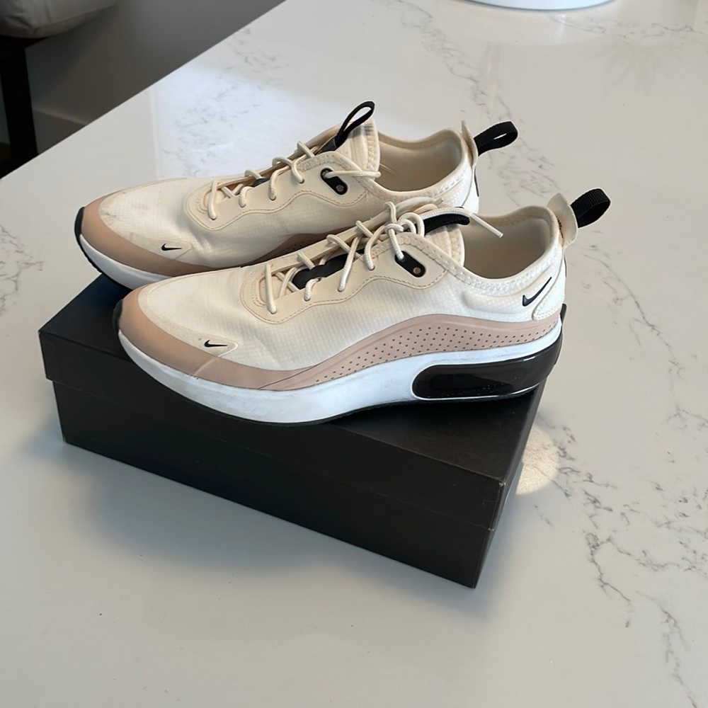Nike Women’s Air Max Size 9 USED